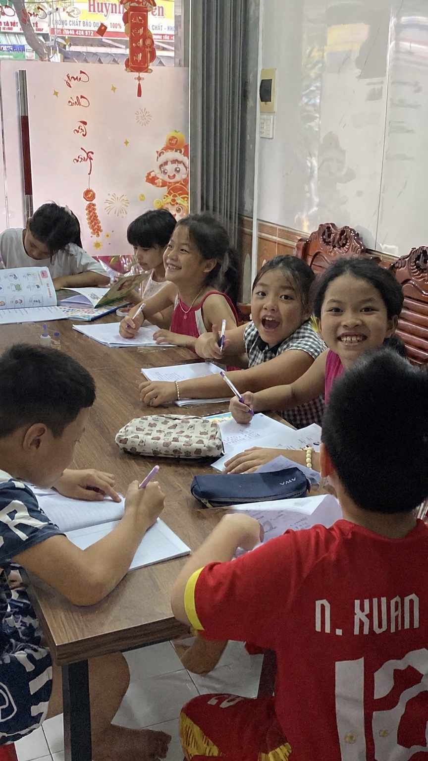 Học sinh học tiếng Anh