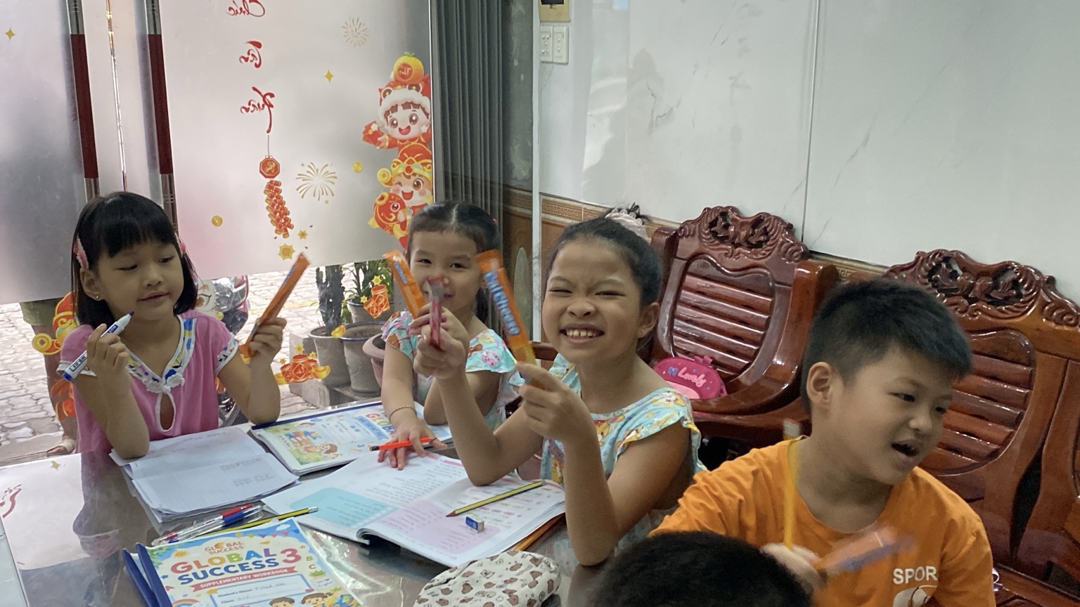 Học sinh tham gia hoạt động tiếng Anh