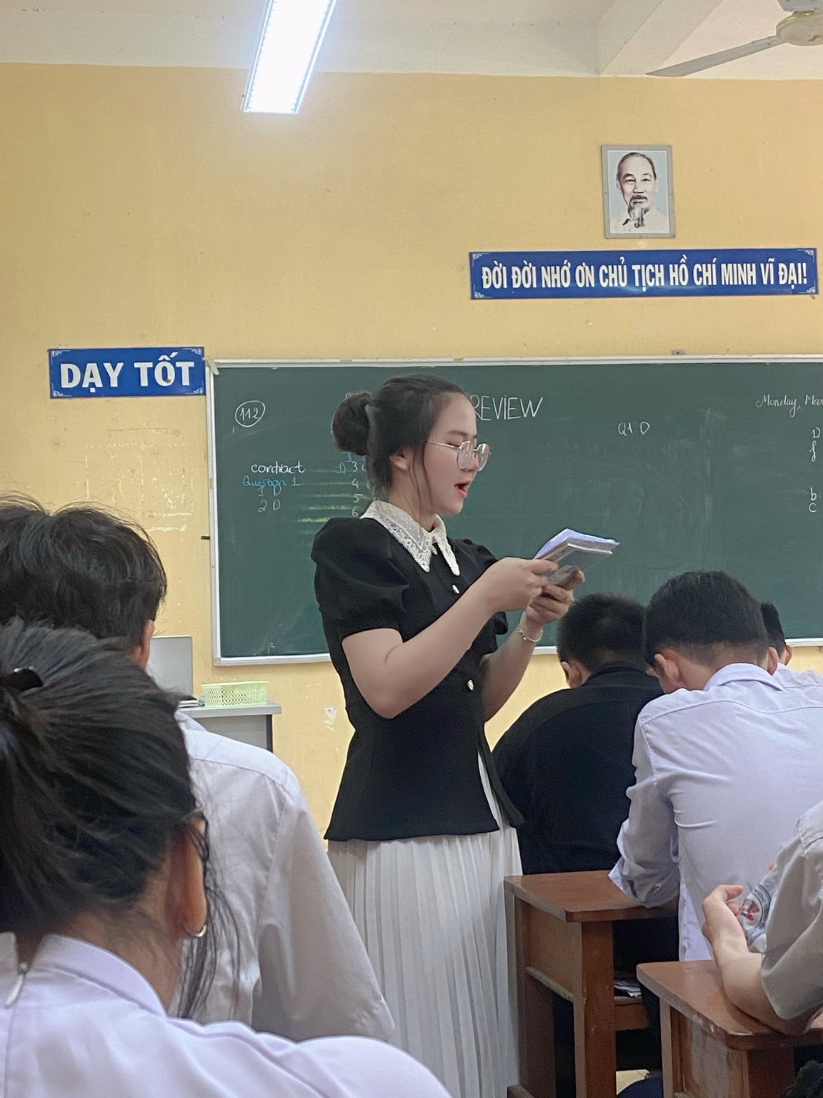 Ms Hạ Đoan đang giảng dạy